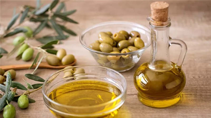 7 فوائد صحية لشرب زيت الزيتون.. تعرف على الوقت المثالي لتناوله
