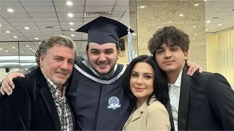  الفنانة السورية سولاف فواخرجي تشارك صورا مع عائلتها في حفل تخرج ابنها 