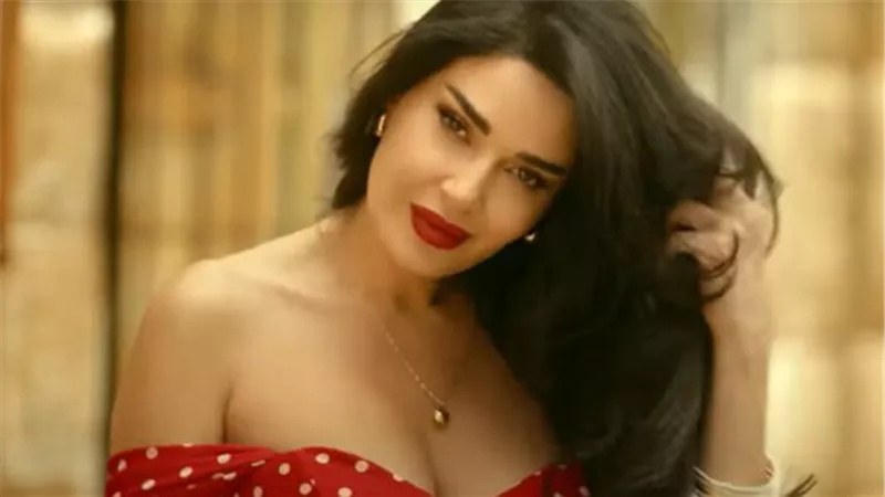 سيرين عبد النور تشوّق جمهورها لجديدها بفستان أحمر ومن داخل المصبغة (فيديو)