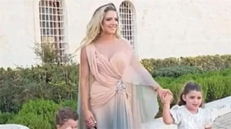 إليسا؟ لا، إنها كريستينا صعب تتألق كحورية أسطورية بتوقيع إيلي صعب في بيروت