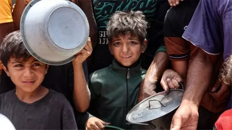غزة تستغيث بعد وفاة طفلة جوعًا و