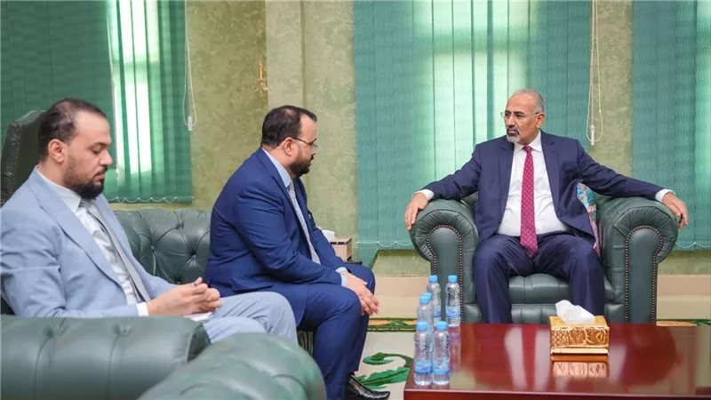 الزُبيدي يطّلع على سير عمل وزارة الأشغال ويؤكد على استكمال مشاريع صيانة الطرق في عدن والمحافظات