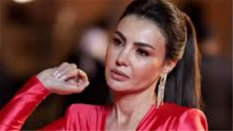 دينا فؤاد تخطف الأنظار بإطلالة جريئة على البحر خلال عطلتها الصيفية