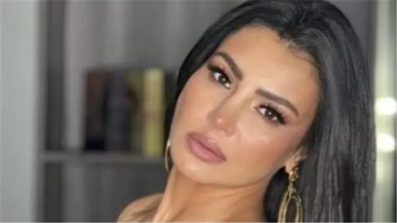 من شاطئ البحر إلى شاشة رمضان... دينا فؤاد تجمع بين الجاذبية والنجاح الفني
