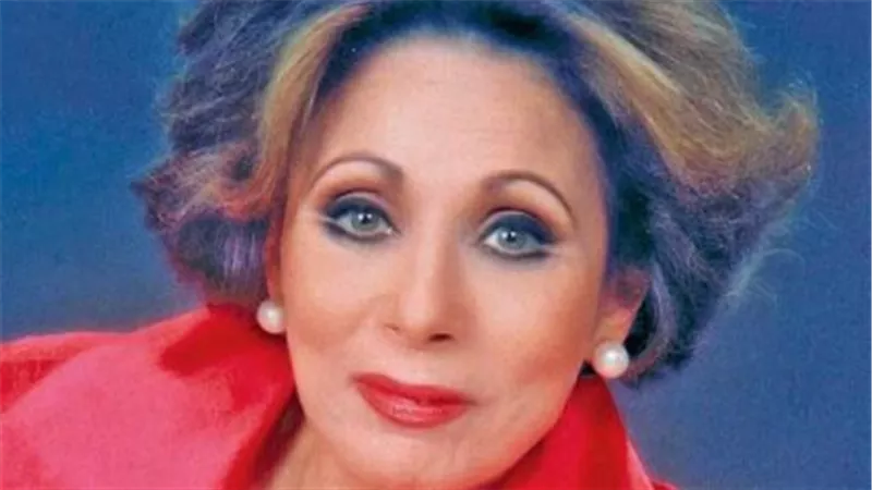 لبنى عبد العزيز تحتفل بعيد ميلادها الـ90 في الجامعة الأمريكية: عودة إلى المسرح بعد 70 عامًا