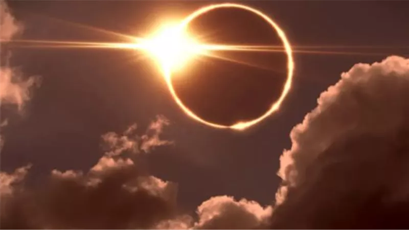 موعد كسوف الشمس 2025 الحقيقي وتفاصيل نفي ناسا لشائعة الظلام العالمي