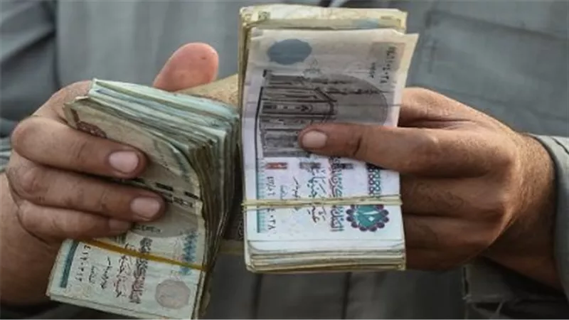 كيف يؤثر رفع الحد الأدنى للأجور على الموظفين والاقتصاد المصري؟