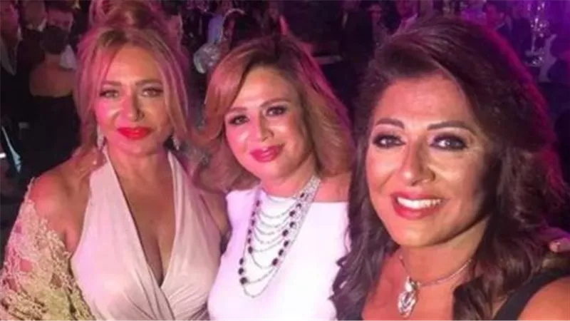 إطلالات صيفية مبهجة وروح صداقة تجمع النجمات هالة صدقي، إلهام شاهين، وليلى علوي