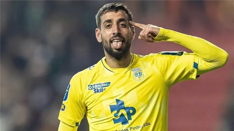 عدي الدباغ يغيب عن تدريبات شارلروا البلجيكي تمهيدًا لانضمامه إلى الزمالك