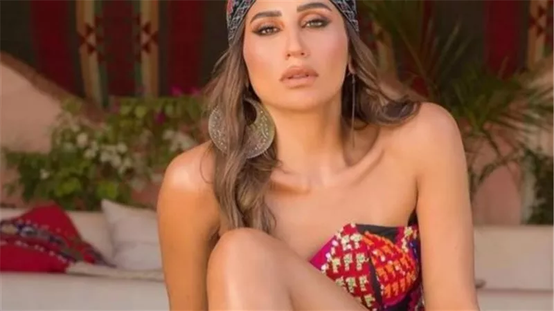 دينا الشربيني بين 