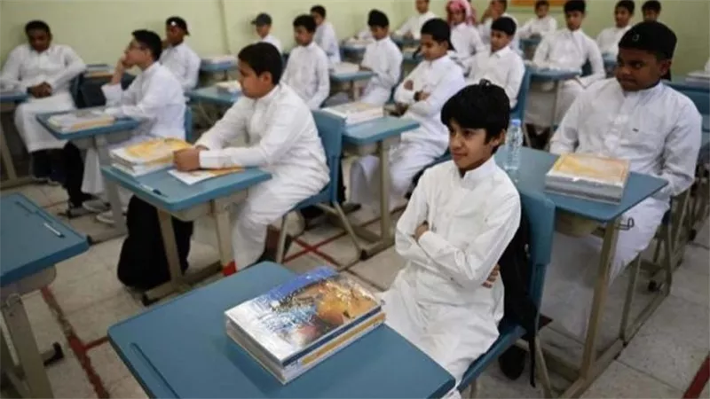 تفاصيل عودة المشرفين والمعلمين وفق التقويم الدراسي 1447