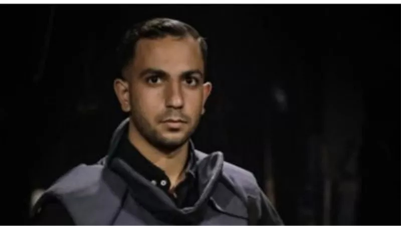 من هو أنس الشريف؟ قصة الصحفي الفلسطيني الذي ضحى بحياته من أجل الحقيقة