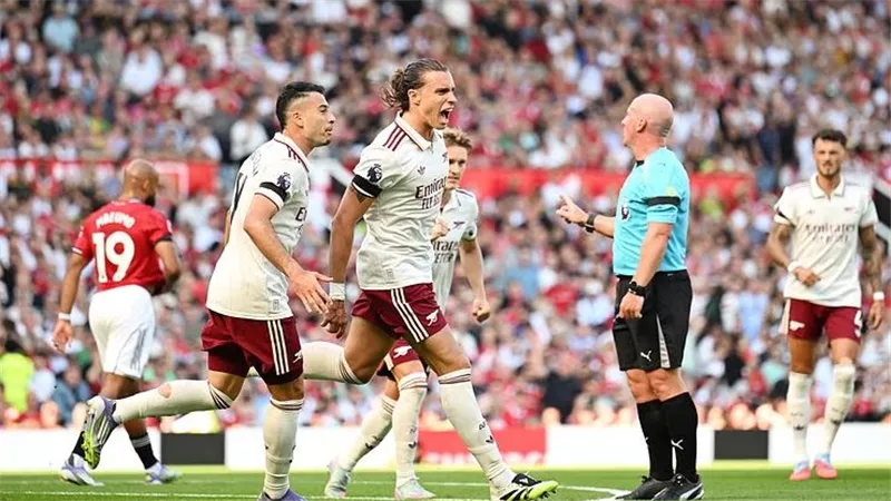 أرسنال يحقق فوزا مثيرا على مانشستر يونايتد في قمة مبكرة للدوري الإنجليزي