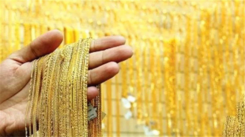 سعر الذهب اليوم عيار 21.. استقرار حذر وترقب عالمي