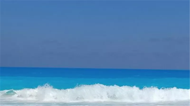لماذا يعد شاطئ أبو تلات الوجهة المثالية للعائلات في الإسكندرية؟