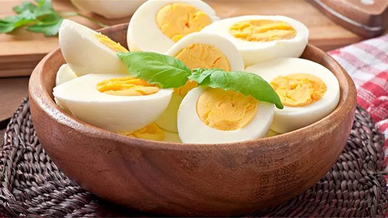 فوائد تناول البيض المسلوق على الريق