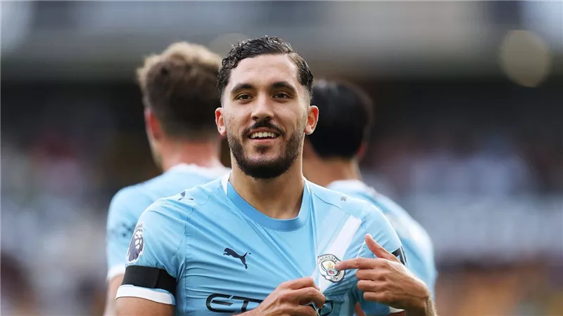 ريان شرقي.. ملك التمريرات في الدوري الإنجليزي