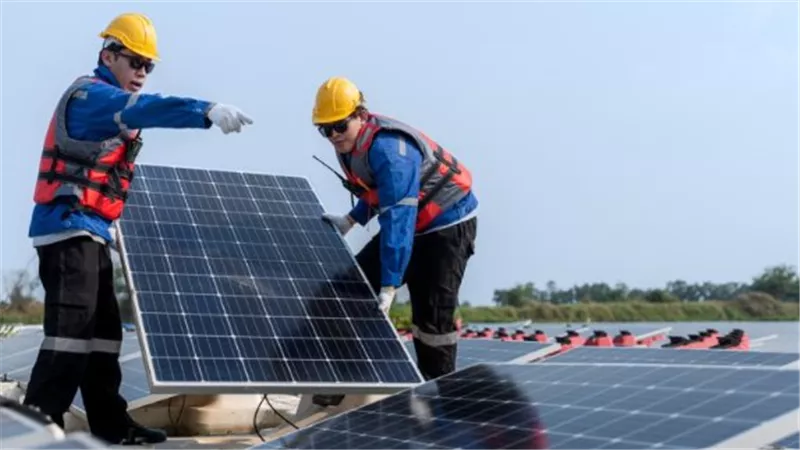مشاريع الطاقة الشمسية في عدن وشبوة.. إنجاز استراتيجي نحو الاستقرار والتنمية المستدامة