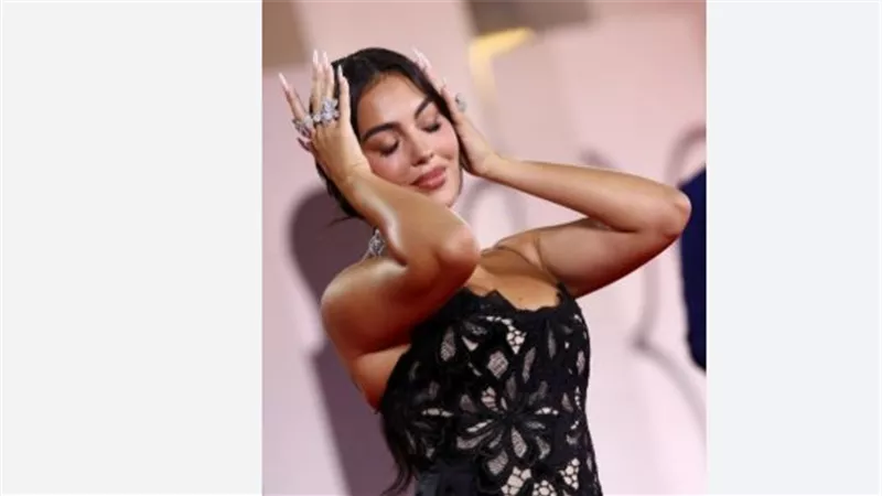 جورجينا رودريغيز تخطف الأنظار بفستان دانتيل أسود فاخر في مهرجان فينيسيا السينمائي