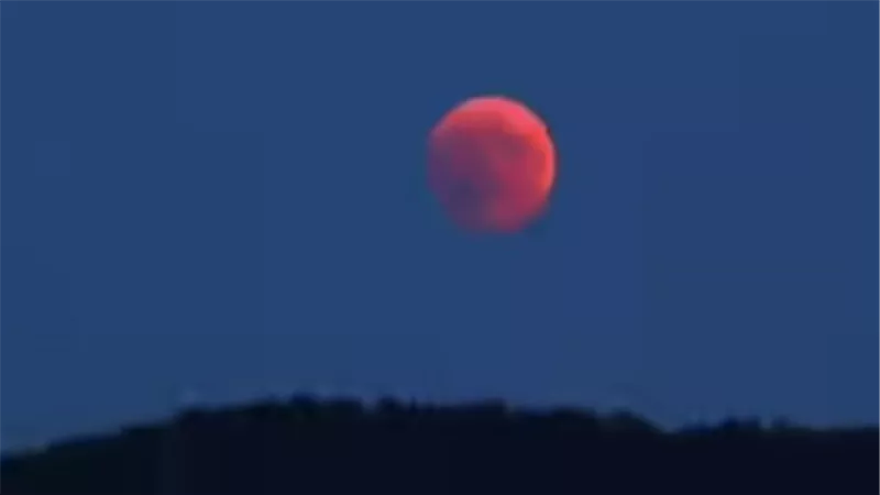 خسوف القمر 2025.. كل ما تريد معرفته عن ظاهرة القمر الدموي
