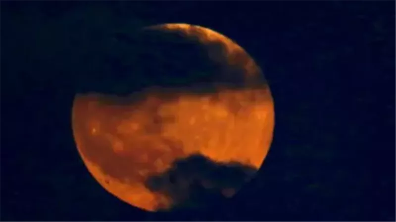 القمر الدموي يظهر في سماء العالم.. لماذا يتحول القمر إلى اللون الأحمر؟