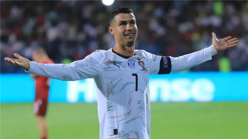صلاح سابعا.. رونالدو يتصدر قائمة فوربس لأعلى لاعبي العالم أجرًا 2025