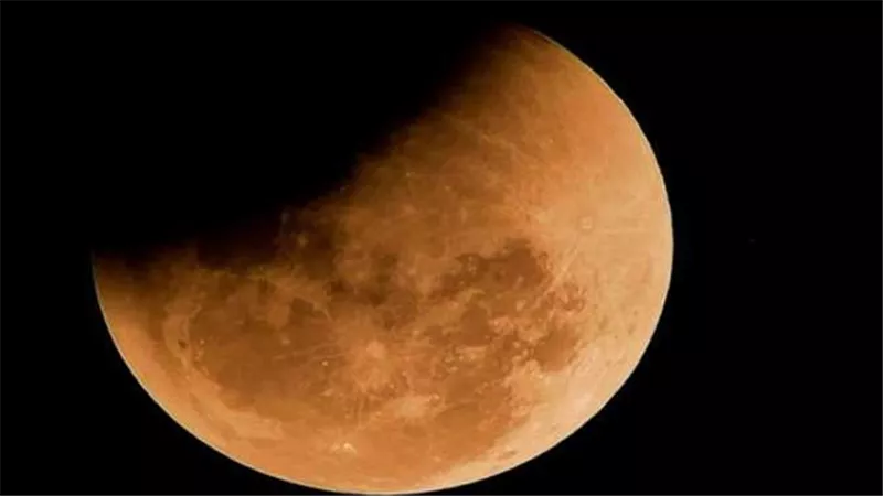 خسوف القمر 2025: ماذا ينتظر مواليد الثور والميزان والسرطان والعقرب؟