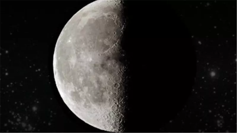 القمر الآن: أسرار السماء بين العلم والجمال