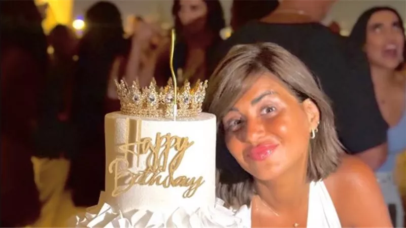 منة فضالي تحتفل بعيد ميلادها الـ42 بإطلالة بيضاء لافتة