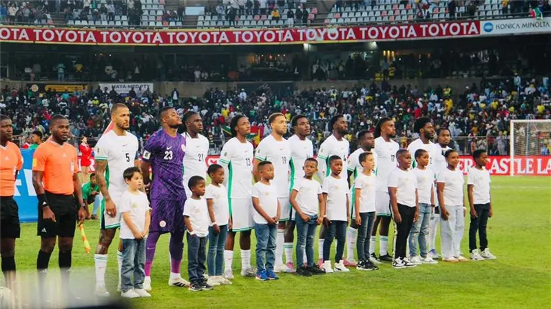 قائد منتخب نيجيريا يعلن انتهاء أزمة النسور قبل ملحق كأس العالم 2026