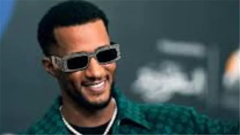 محمد رمضان بين التمثيل والغناء… كيف أصبح أيقونة جماهيرية؟