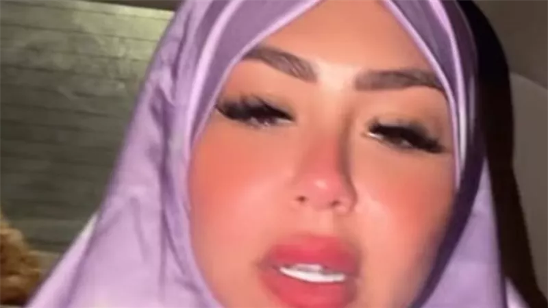 هدير عبدالرازق تثير الجدل بالحجاب