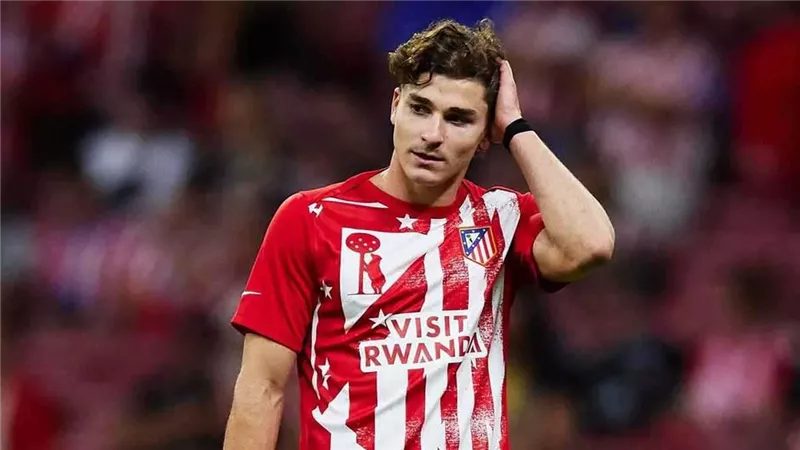 تحركات سرية لبيع ألفاريز تفجر زلزالا داخل أتلتيكو مدريد