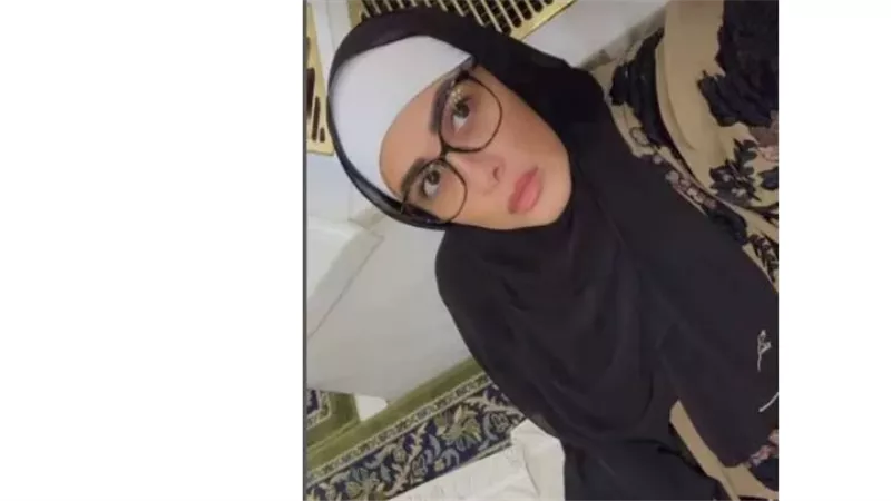 إطلالة ياسمين عبد العزيز بالحجاب داخل المسجد النبوي الشريف