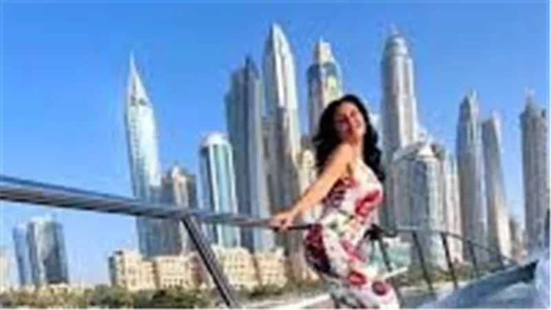 الجمع بين الراحة والأناقة في إطلالات رانيا يوسف الصيفية