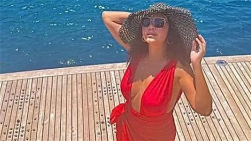 إطلالات كاجوال صيفية لرانيا يوسف تنال إعجاب الجمهور