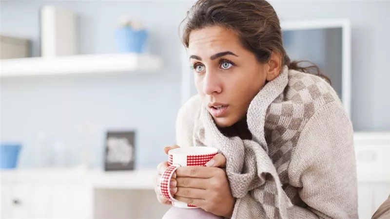 8 عوامل ضمن أسباب الشعور بالبرد طوال الوقت