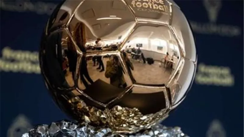 محمد صلاح ينافس كبار النجوم على جائزة الكرة الذهبية 2025
