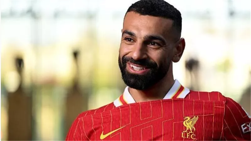 كيف يقارن أداء محمد صلاح مع منافسيه على الكرة الذهبية 2025؟