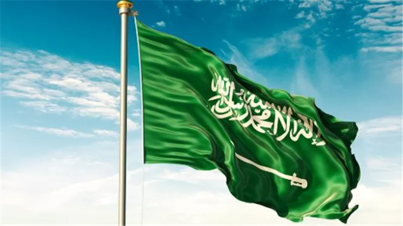 حظر استخدام العلم السعودي في الأغراض التجارية والمواد التالفة