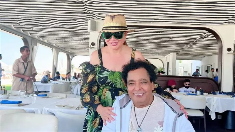 إلهام شاهين تشارك صورة نادرة مع محمد منير وتعبّر عن صداقتهما القوية