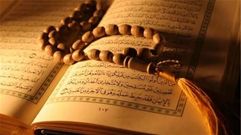 حكم تشغيل القرآن الكريم في البيت دون الاستماع الكامل – رأي الشرع
