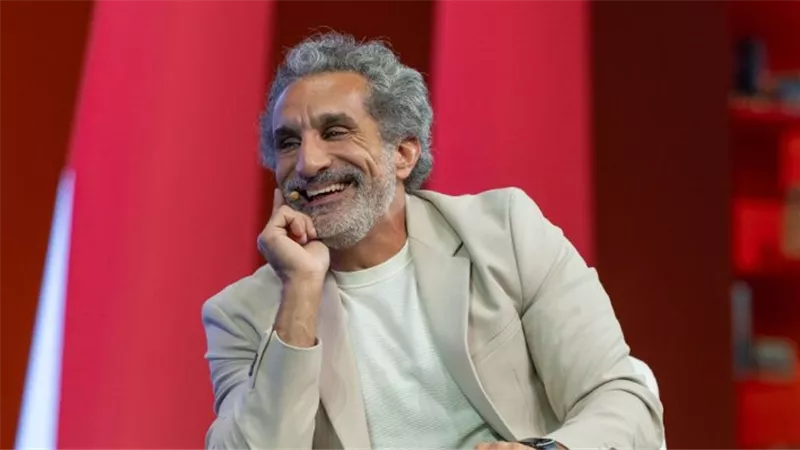 باسم يوسف يعود لتحليل القضايا الساخنة بأسلوبه الساخر والمميز
