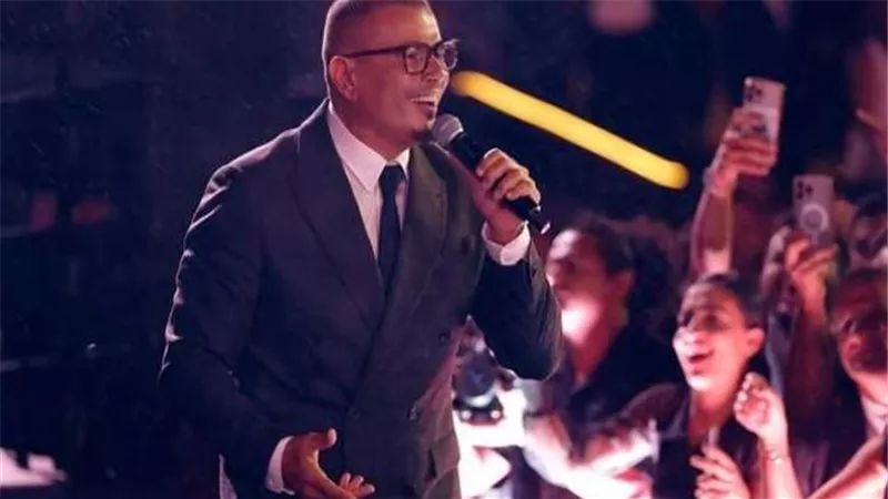 عمرو دياب يحيي حفلًا ساحرًا تحت أهرامات الجيزة