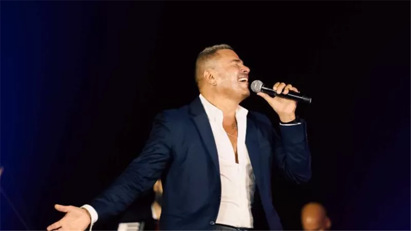 عمرو دياب يجمع بين الأغاني الكلاسيكية والجديدة في حفل الأهرامات