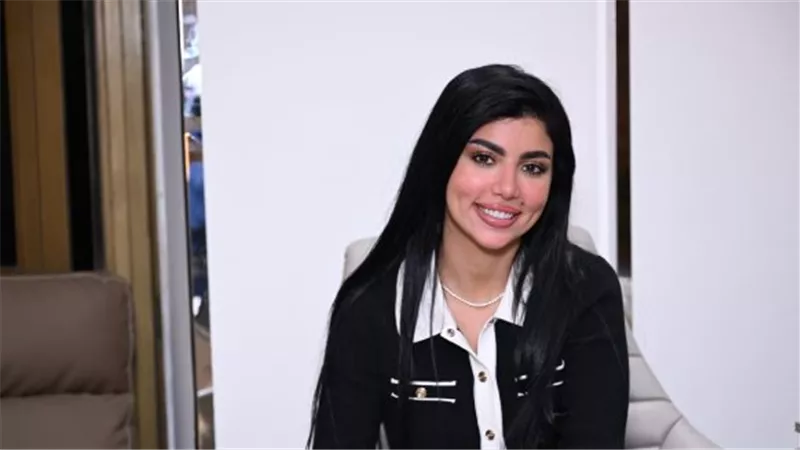 كارولين عزمي: من هي الفنانة الشابة التي أثرت الساحة الفنية؟