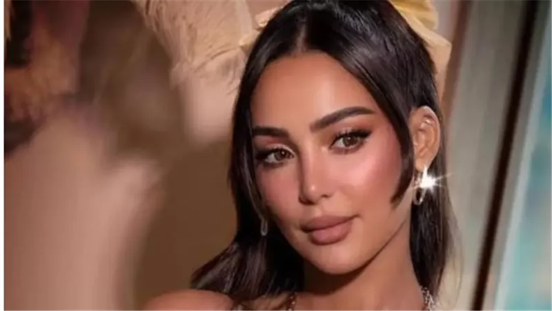 أسبوع الموضة في باريس يشهد تألق الفنانة المغربية بسمة بوسيل