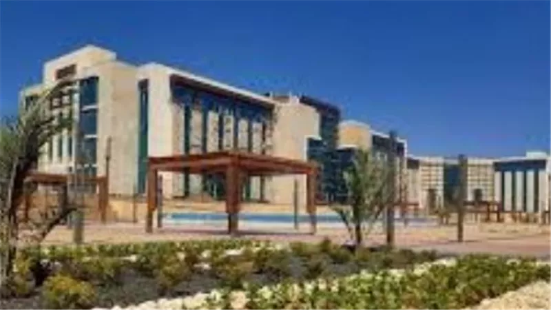 كل ما تحتاج معرفته عن جامعة الجلالة: التعليم الأكاديمي، البحث العلمي والمرافق الطلابية