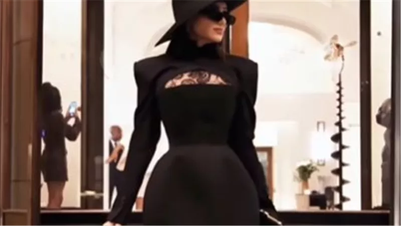 مي عمر تخطف الأنظار في أسبوع الموضة بباريس
