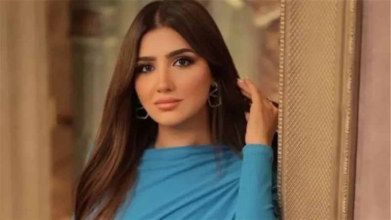 إطلالة مي عمر الجريئة تجمع بين الكلاسيكية والموضة العصرية في باريس